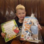 Chłopiec z dyplomem