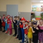 Dzieci utworzyły pociąg