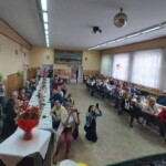 Dziadkowie przy stołach