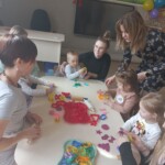 Dzieci bawią się ciastoliną