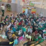 Dzieci pokazują kolorowe skarpetki