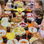 Słodki poczęstunek grupy Smerfy i Leśne Duszki