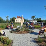 Dzieci odpoczywają na ławeczce