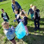 Zbieranie śmieci przez dzieci