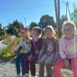 Dzieci siedzące na ławeczce