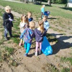 Zbieranie śmieci przez dzieci