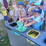 Dzieci segregują śmieci