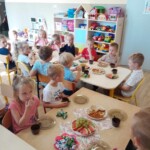 Słodki poczęstunek grupy Wiewiórek i Skrzatów