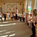 Zabawy przy muzyce grupy Wiewiórek i Skrzatów
