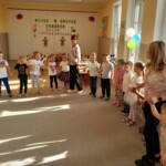 Zabawy przy muzyce grupy Wiewiórek i Skrzatów