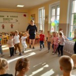 Zabawy przy muzyce grupy Wiewiórek i Skrzatów