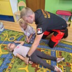 Ułożenie dziecka w pozycji bezpiecznej