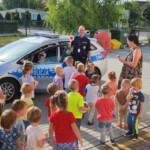 Grupa Krasnoludków przy radiowozie