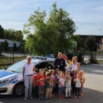 Grupa Sówek przy radiowozie