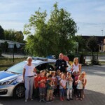 Grupa Sówek przy radiowozie