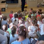 Dzieci słuchające policjanta