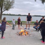 Smażenie kiełbasek przy ognisku