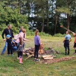 Smażenie kiełbasek przy ognisku