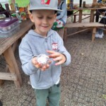 Chłopiec z ziemniakiem