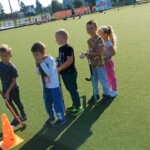 Dzieci stoją w rzędzie