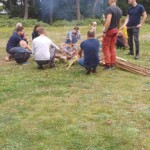 Smażenie kiełbasek przy ognisku