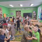 Zabawy przy muzyce grupy Smerfów i Leśnych Duszków