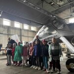 Dzieci przy samolocie