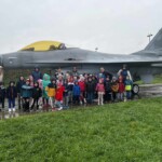 Dzieci przy samolocie