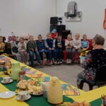 Dzieci słuchają bajki