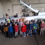 Dzieci przy samolocie