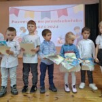 Pasowane dzieci na scenie