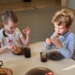 Dzieci jedzą rogaliki