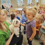 Dziecko słucha bicie serca psa