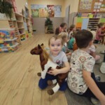 Chłopiec z pluszakiem