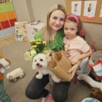 pani Dominika z upominkiem icórką