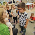 Dziecko slucha bicie serca psa