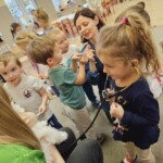 Dziecko słucha bicie serca psa