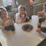 Dzieci jedzą rogaliki