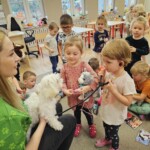 Dziecko słucha bicie serca psa