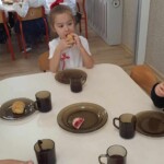 Dzieci jedzą rogaliki