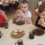 Dzieci jedzą rogaliki