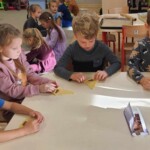 Dzieci zwijają rogaliki