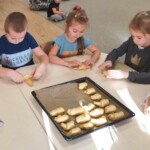 Dzieci zwijają rogaliki