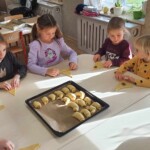 Dzieci zwijają rogaliki