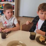 Dzieci jedzą rogaliki