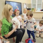 Dziecko słucha bicie serca psa