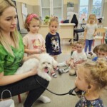 Dziecko słucha bicie serca psa