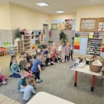 Dzieci słuchające pielęgniarkę