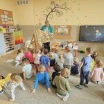 Dzieci słuchające panią pielęgniarkę