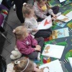 Wiewiórki i Smerfy w bibliotece